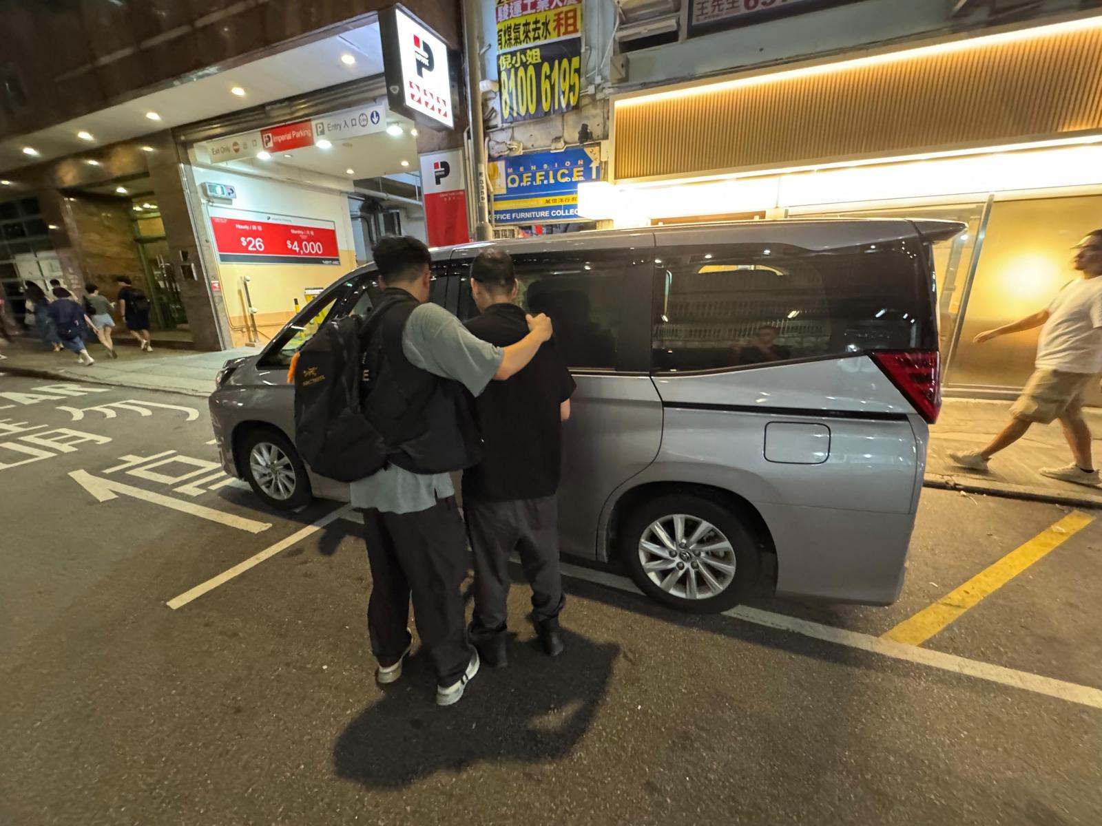 觀塘駿業街熟食市場食肆無牌賣酒，警拘6人包括4食客。(警方圖片)