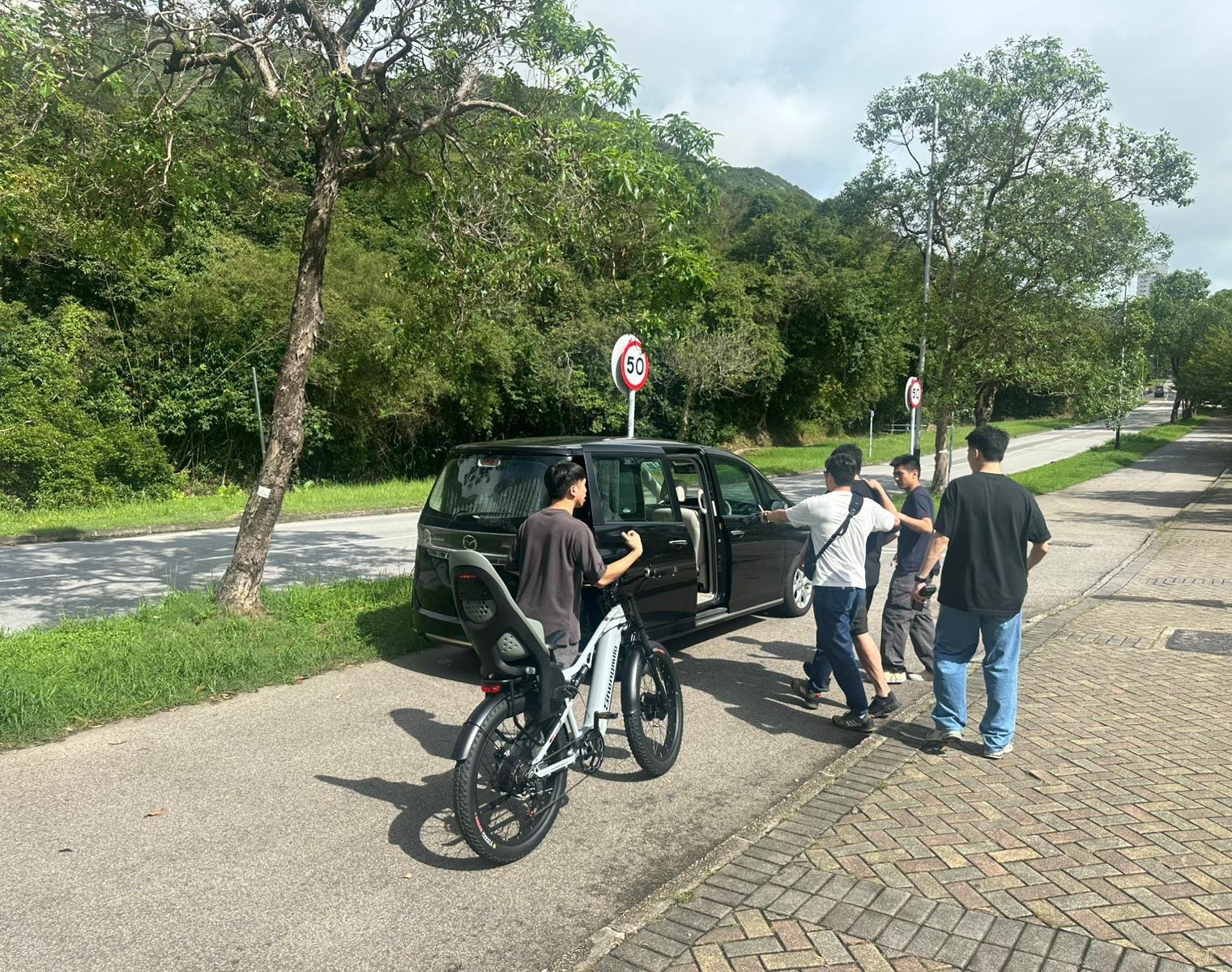 大嶼山交通日發104張牛肉乾，4男女非法駕駛電動車被捕。(警方圖片)