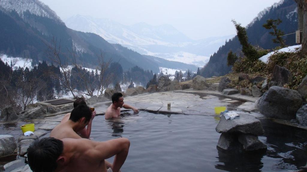 在溫泉浴養生時仍需有護眼觀念，避免溫泉水噴濺眼睛；夏季游泳、園藝工作，也應注意避免感染源入眼。
