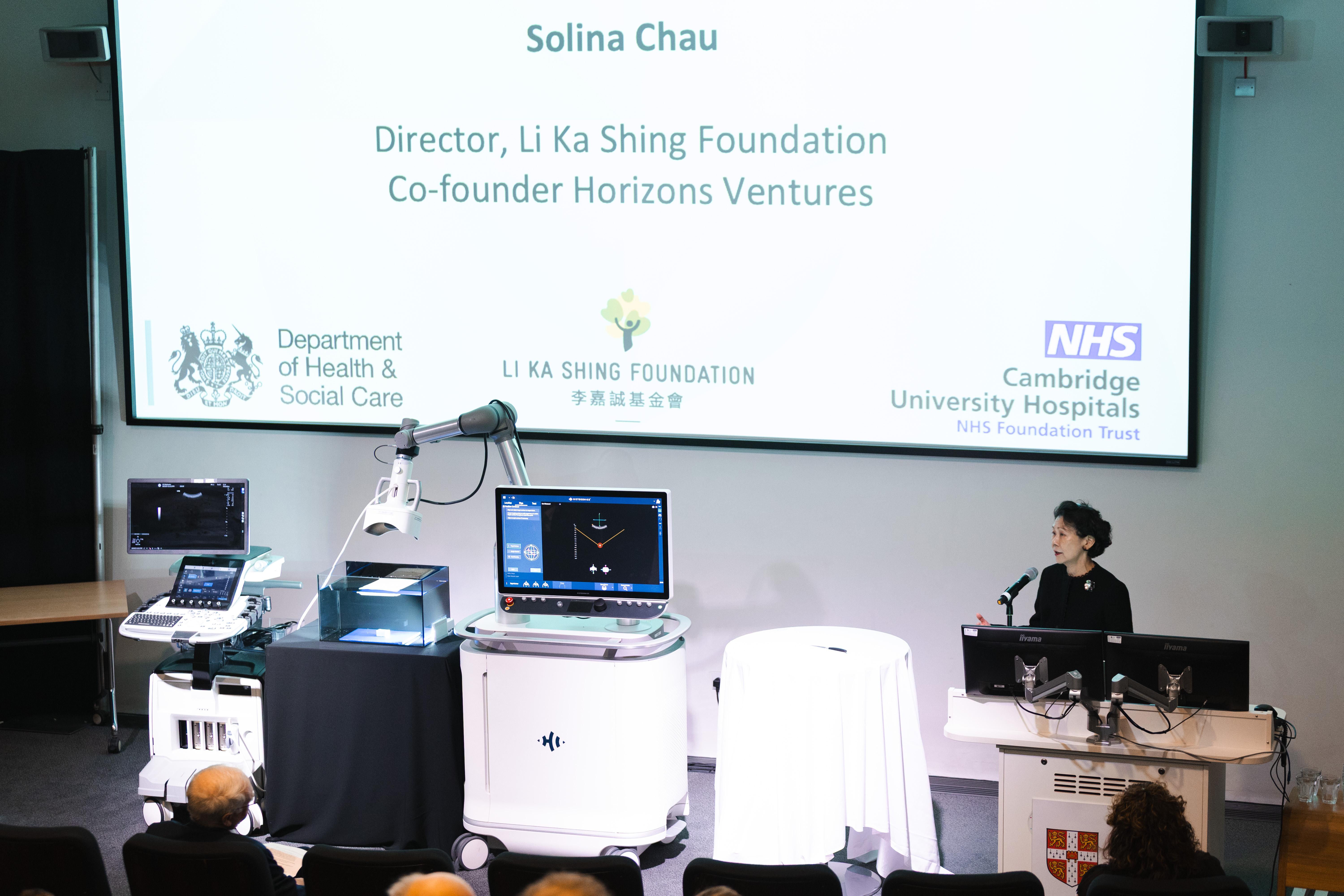 李嘉誠基金會董事周凱旋上周赴劍橋大學出席捐贈儀式。(李嘉誠基金會提供)