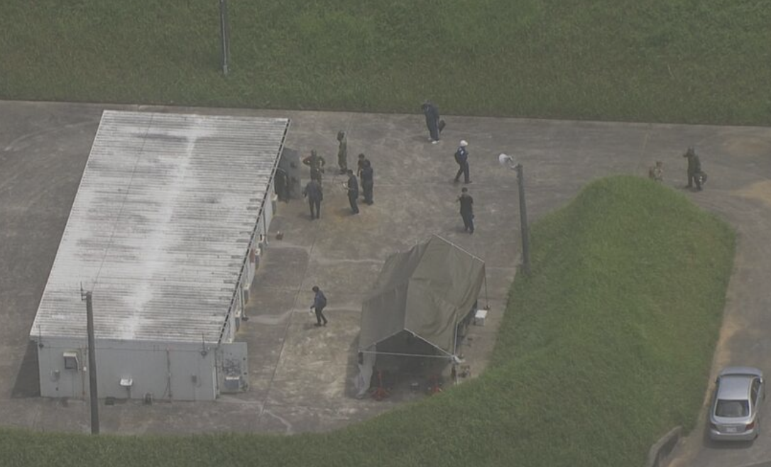 日本沖繩駐日美軍嘉手納基地內的彈藥庫區域發生爆炸，4名陸上自衛隊隊員受傷送院；消息指他們均為輕傷。 (影片截圖)