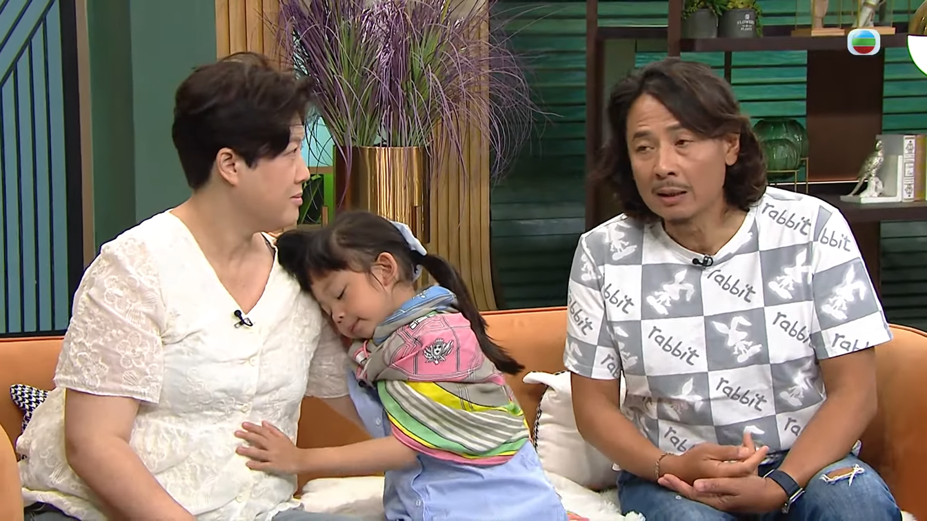 黃澤鋒一家三口上節目勉勵高齡產婦 小黃妃呵住媽咪肚皮超有愛