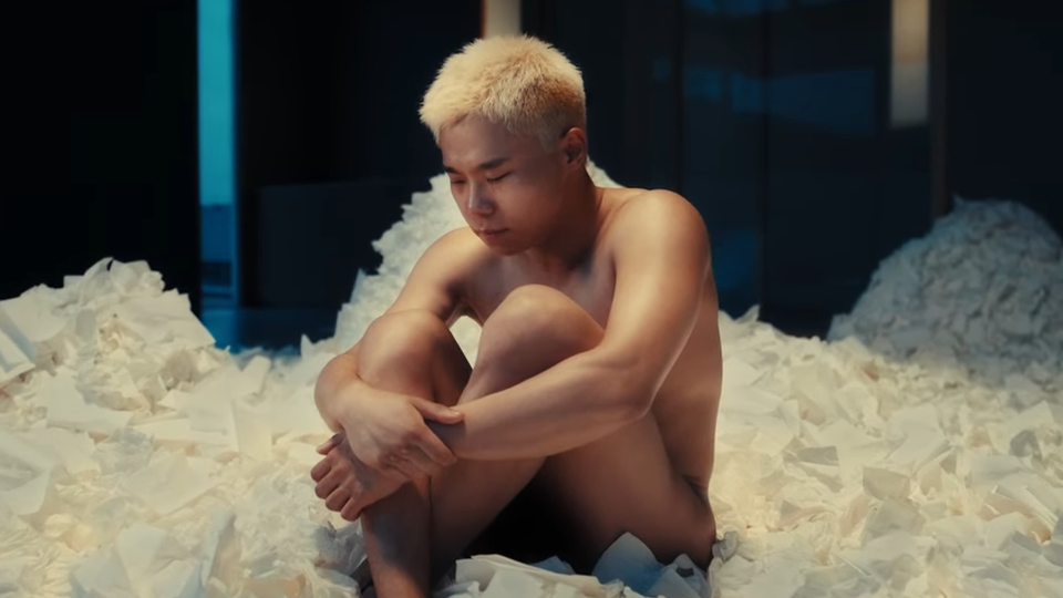 Gareth.T《用背脊唱情歌》全裸演出  晒「遮醜的布」被網民封「大G野」