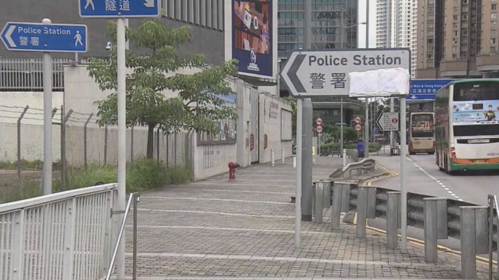 啟德「警署」指示牌遭淋紅油  距東九龍總區總部僅5米