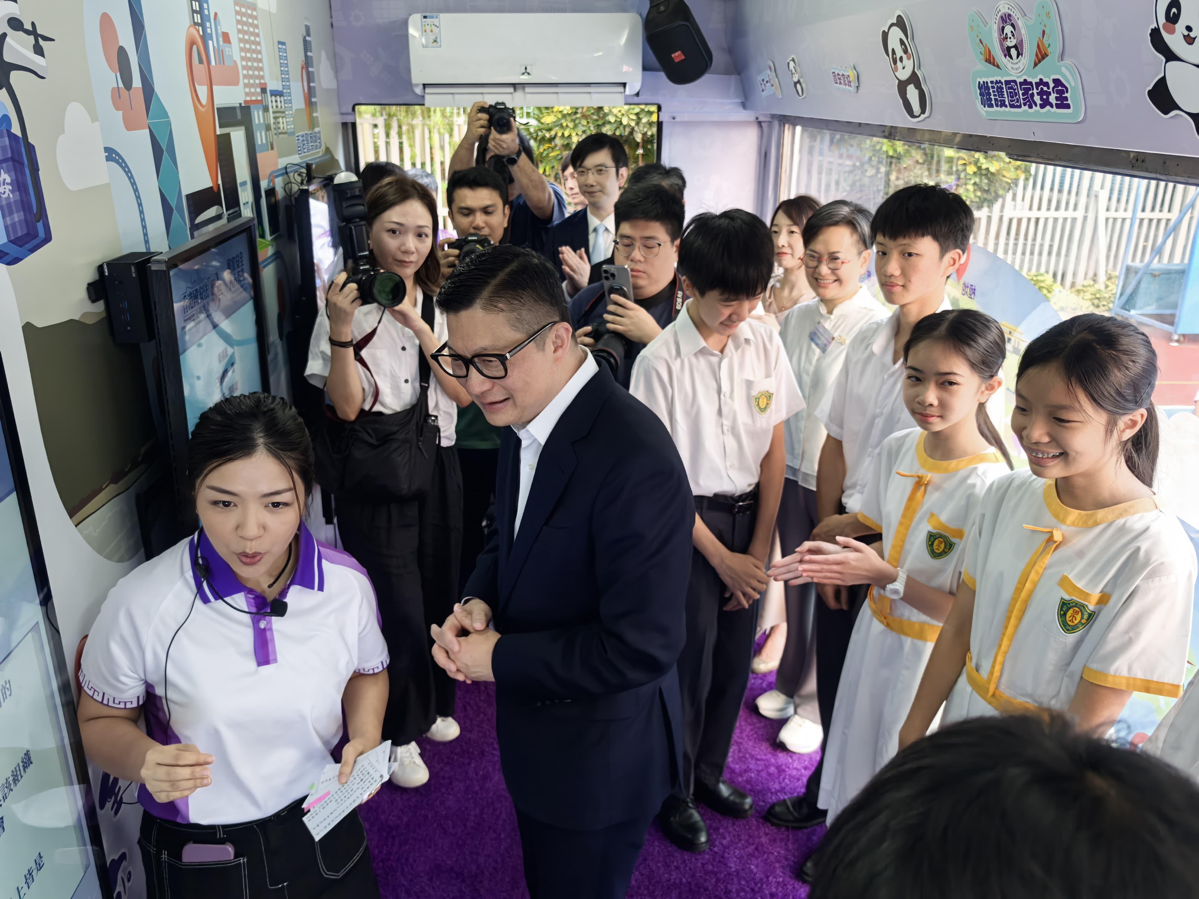 宣傳車到訪黃大仙可立中學，保安局局長實地了解宣傳車的推廣工作並與學生交流。