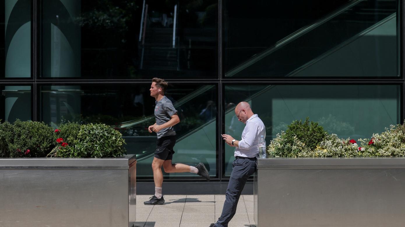 倫敦民眾周三享受晴朗天氣。(路透社)