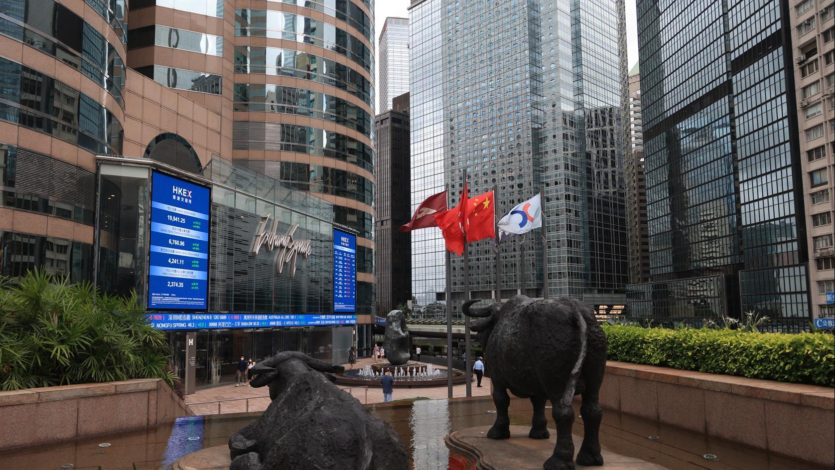 港交所早前斥63億元買入中環交易廣場1期多層樓面，作永久辦公室之用。(資料圖片)