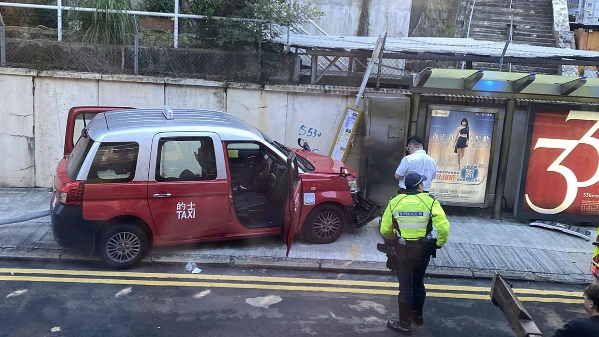 跑馬地一輛的士直撞巴士站，有途人走避不及受傷。(網民York Yue Wu@FB群組「交通事故及突發事件」)