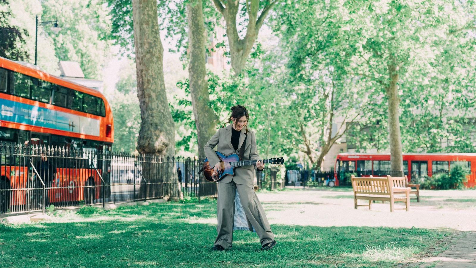 黃妍新歌邀百人一同大合唱 穿「大笨蛋衫」於英國街頭拍MV挑戰尷尬底線