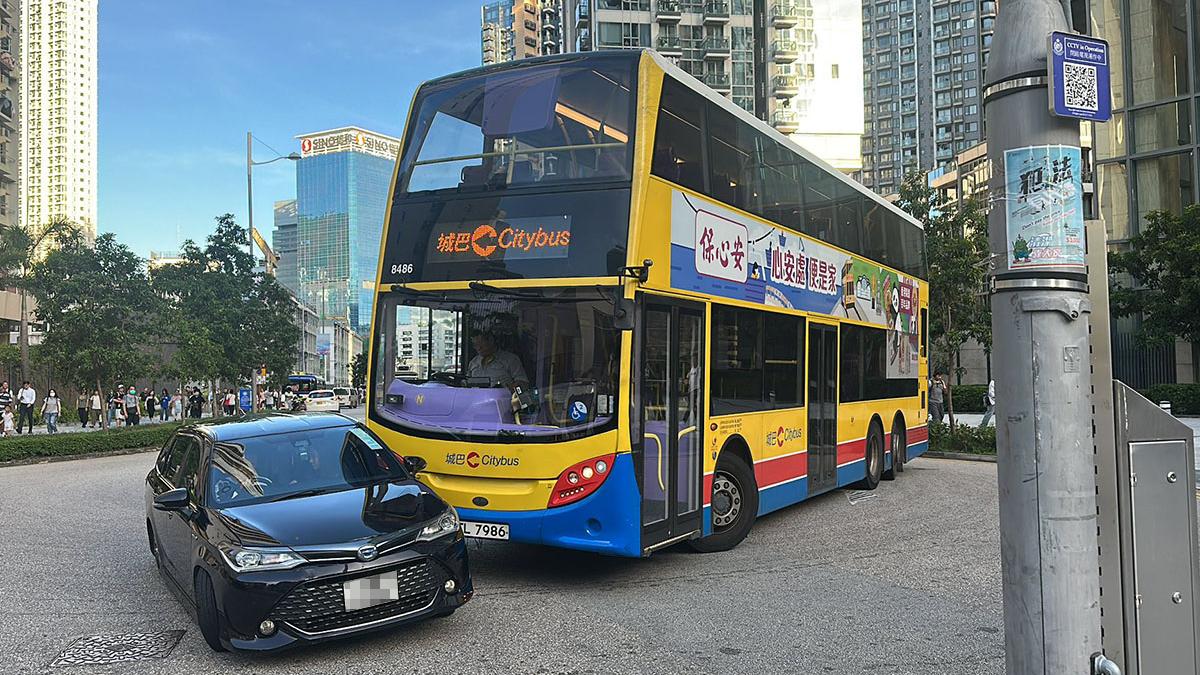 一輛城巴在沐安街與私家車相撞。(網民Eva Ng@FB群組「車cam L(香港群組)」)