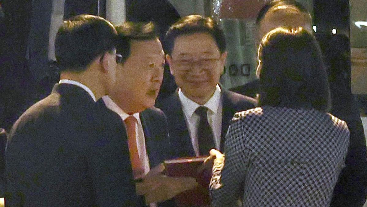 李家超(左一)向夏寶龍(左二)贈送相簿作為禮物。