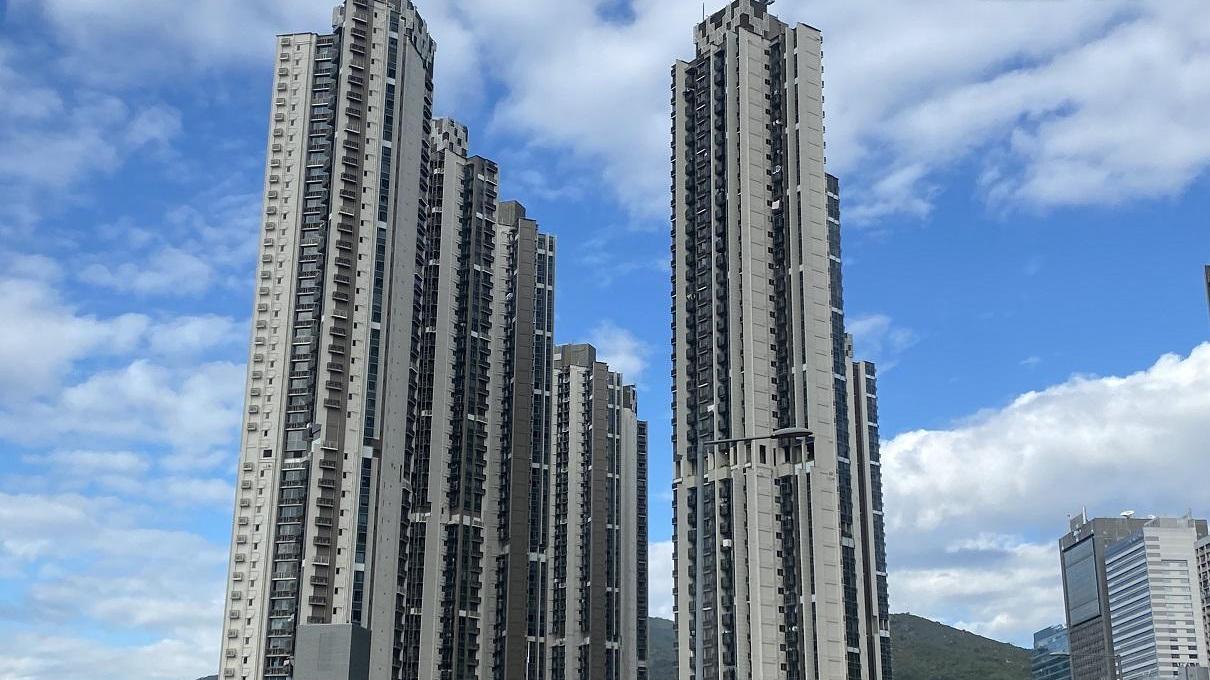 荃灣海之戀‧愛炫美套三房全海景戶，以低市價1,325萬元易主，8年蝕213萬元。