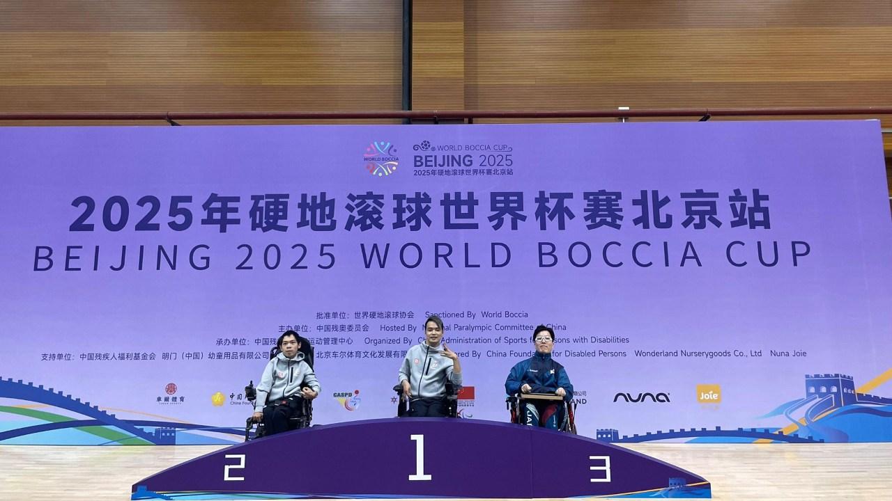 龍子健（中）最終以7比0獲勝，奪得金牌，陳錦洲（左）獲銀牌。（中國香港傷殘人士體育協會提供）