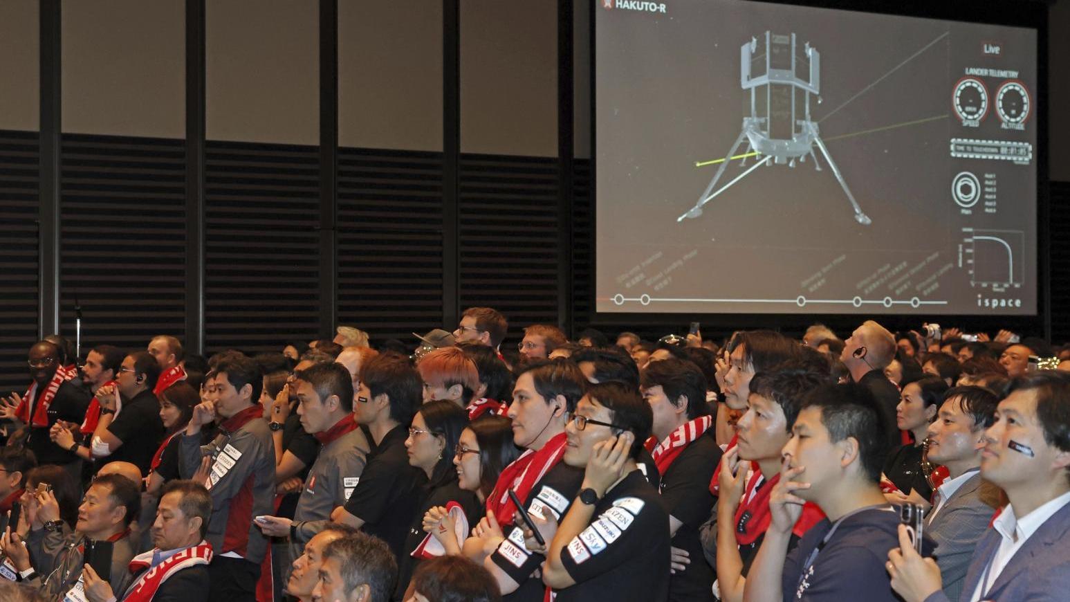 該公司5百多人聚集加油，屏氣凝神注視螢幕。（圖/美聯社）