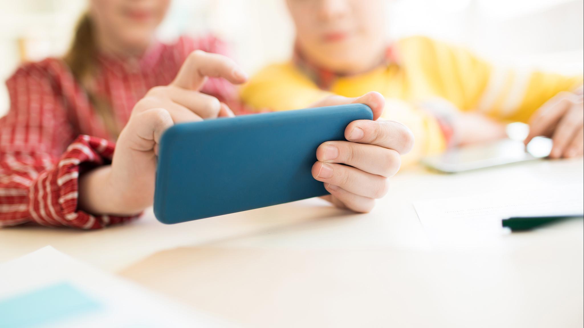 常用手機令大腦變蠢？研究指每日用3個鐘 幾努力讀書都無用