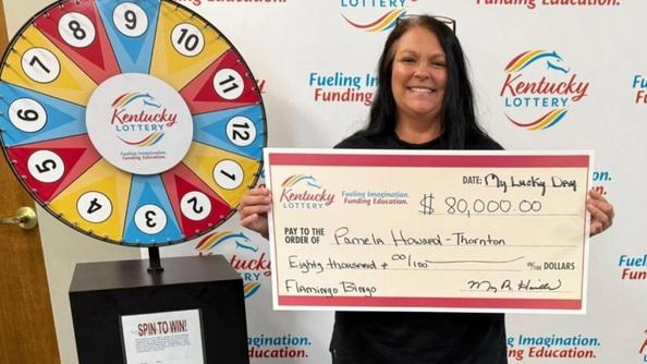 霍華德桑頓開心領獎。(互聯網)