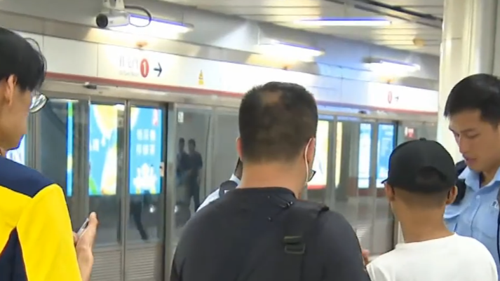 今日（3日）中午12時56分，一名休班輔警乘搭屯馬綫列車往屯門，發現車廂一名青年懷疑吸食太空油毒品，當列車抵達柯士甸站時表露身份將青年截停，並通知警方。警方接報後到場，截獲一名28歲姓鄭男子，在其身上檢獲一支電子煙及一粒懷疑含有依托咪酯的電子煙彈，市值約300元，並為他進行快速測試。  (有線新聞畫面)