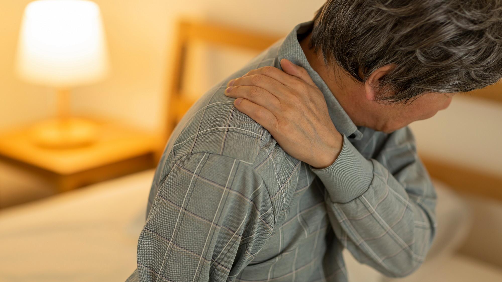 臺灣肩頸緊繃盛行率約為55%，好發在中老年族群、工作及生活型態緊繃、久坐辦公室的上班族與久站的勞動者。