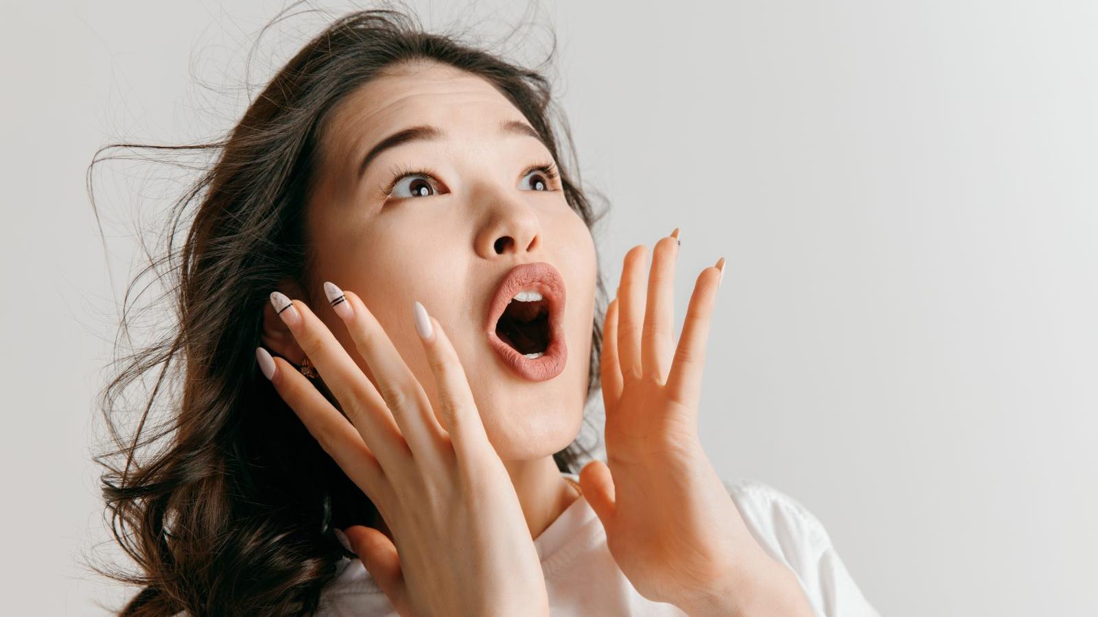 吃飯或說話時耳前或臉頰疼痛、嘴巴開合時發出「咔啦」聲，可能是顳顎關節障礙。