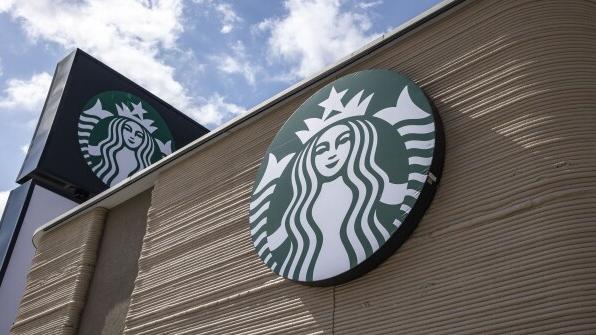 星巴克近日徵求2名內容創作者，要求他們環遊世界1年，到訪全球各地的星巴克分店，並為星巴克拍攝社交媒體影片。(互聯網)