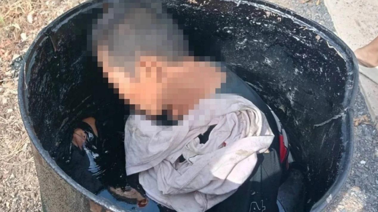 村民路過，赫然發現桶內有一名女子浸在瀝青裡。(互聯網)