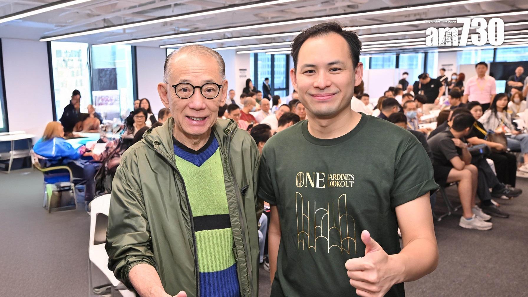 楊受成(左)與兒子楊政龍(右)在跑馬地新盤ONE JARDINE'S LOOKOUT開售時，積極現身推銷。(資料圖片)