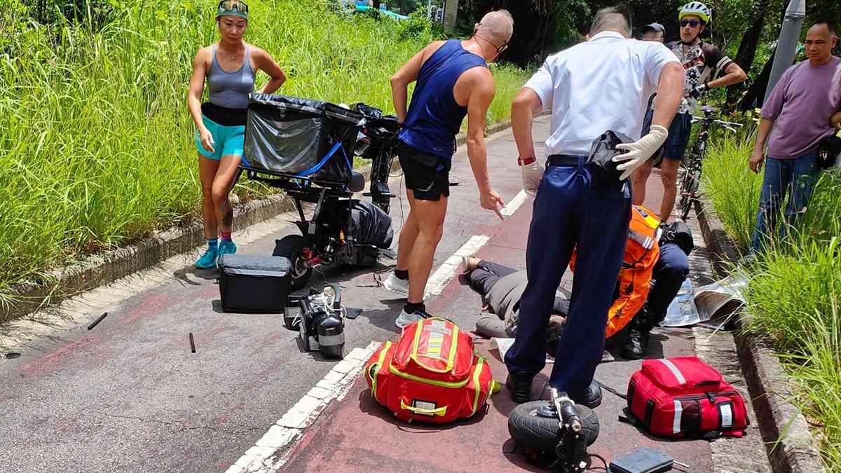 懷疑電動單車失事後甩轆和零件四散。(FB群組「車cam L(香港群組)」)