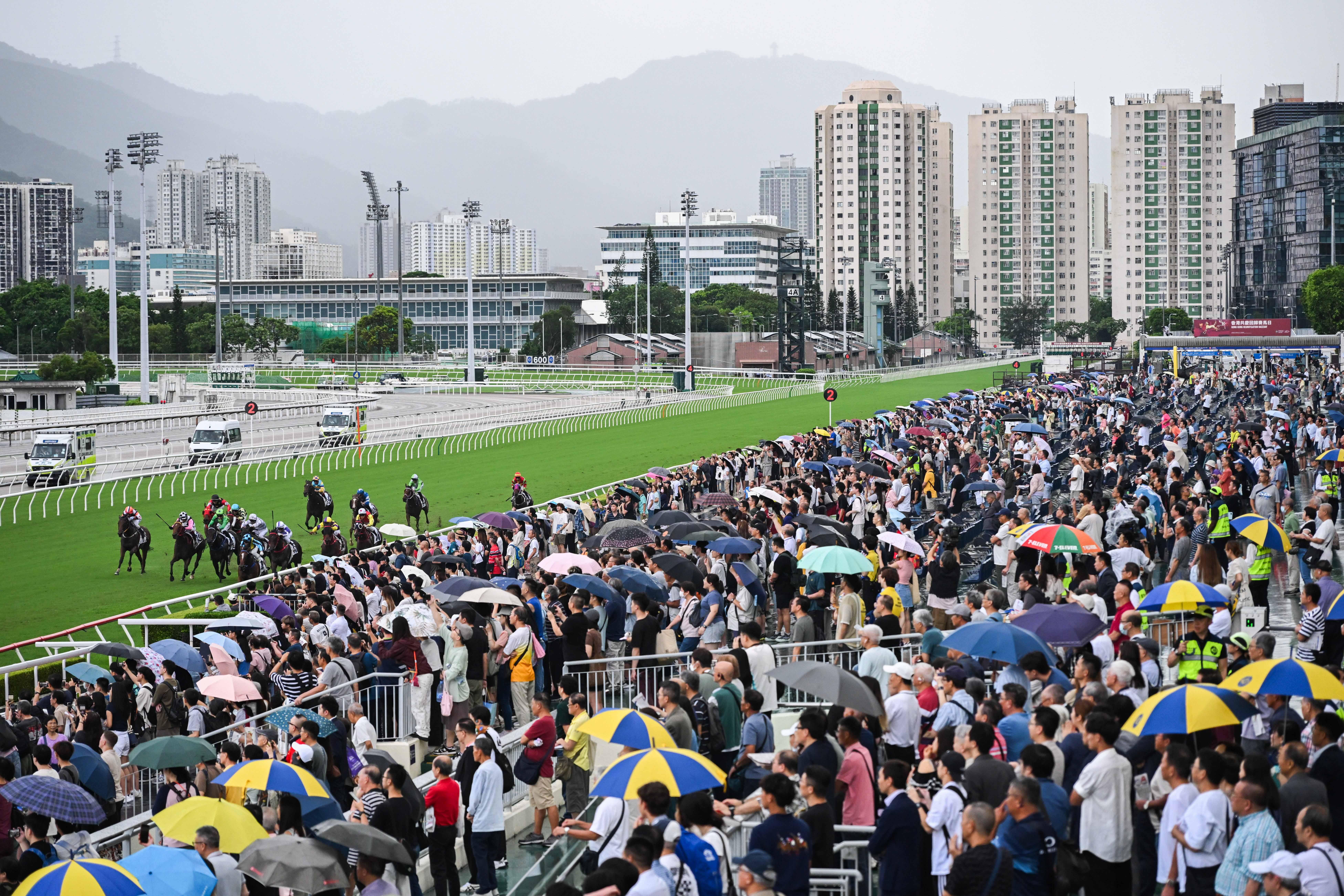 「香港共慶回歸賽馬日」於今日在沙田馬場舉行，場內充滿喜慶的熱鬧氣氛