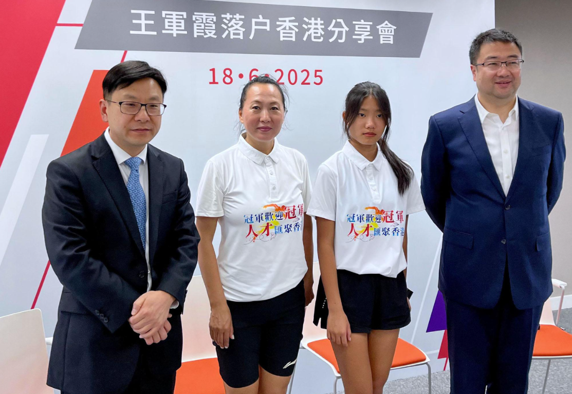 中國首名奧運長跑冠軍王軍霞，與家人透過「優秀人才入境計劃」來港。  (港台資料圖片)