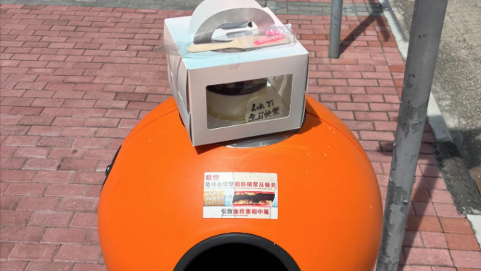 生日蛋糕離奇出現在垃圾桶頂，引網民「腦補」原因(Threads圖片)