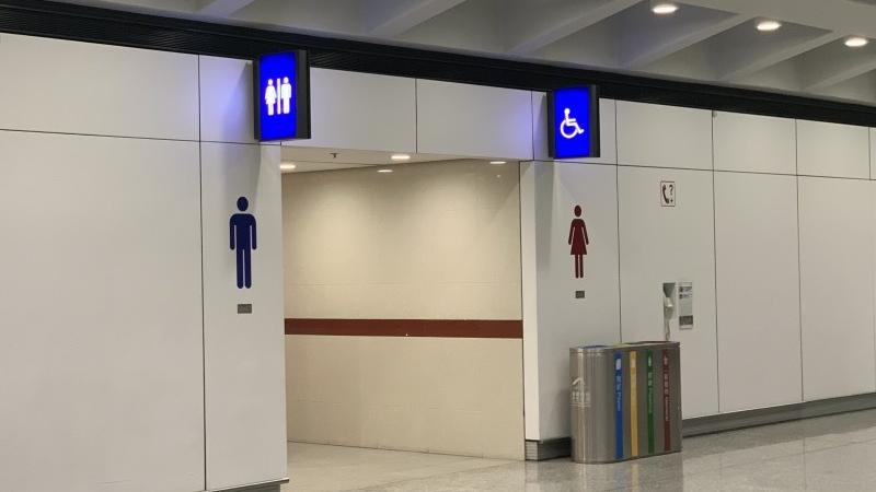 42歲內地漢機場女廁內遊蕩，向警出示假香港身份證被捕。(網上圖片)