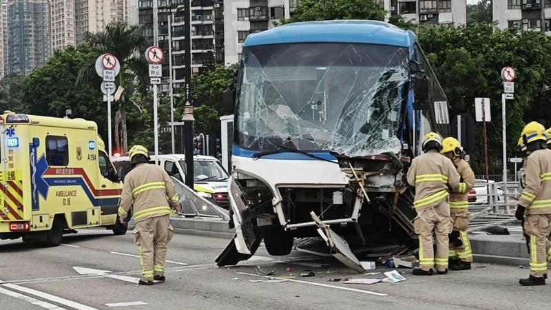 沙田旅遊巴撞欄，玻璃碎濺傷途經單車男。(FB/突發馬路車cam大全)