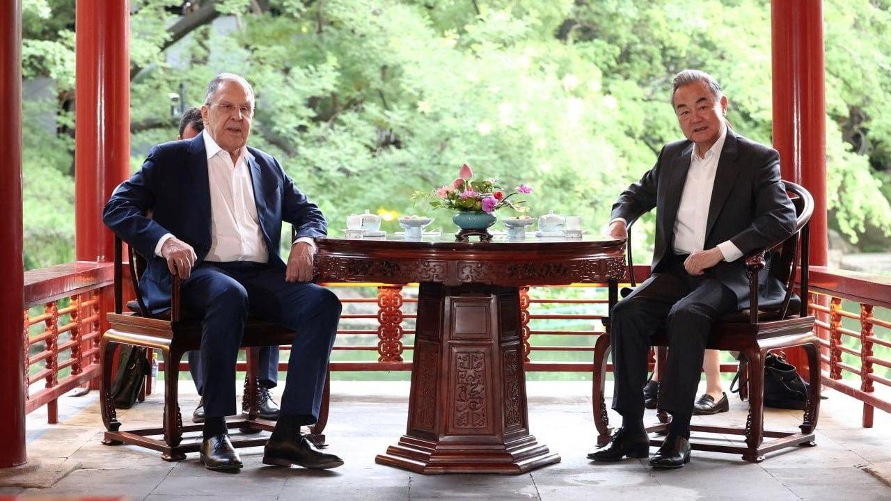 拉夫羅夫轉抵中國訪問，與王毅會面討論多項議題。(外交部)