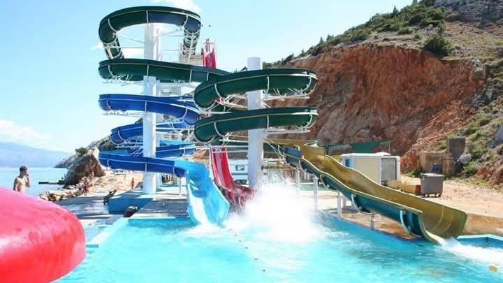 父抱2歲女玩滑水梯，女童飛出3.5米墮地慘死。(X)