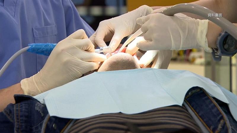 七旬翁一口氣剝12隻牙，種6隻牙後吐血死亡。