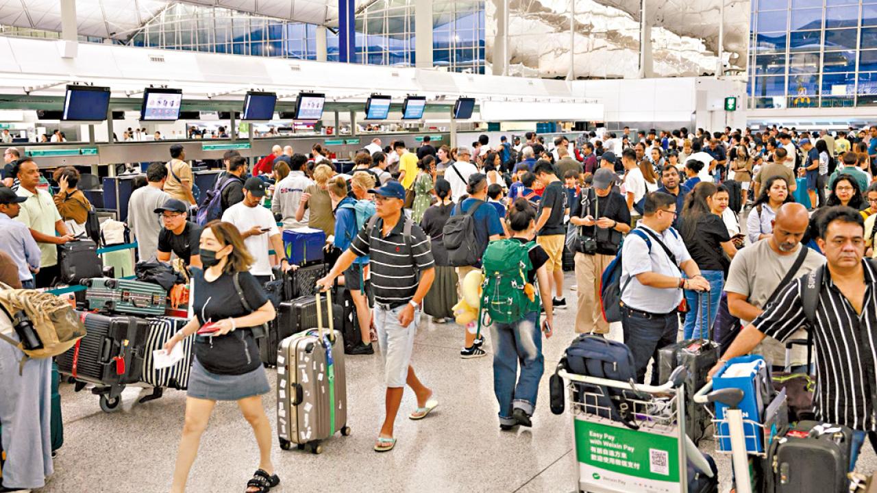 韋帕襲港 500航班取消 機管局︰通宵處理滯留來港旅客
