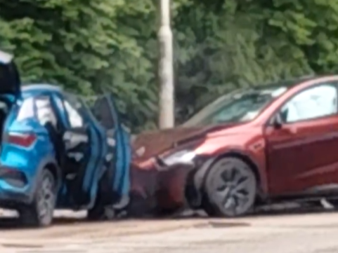 打鼓嶺坪輋路兩私家車相撞至少4人傷，其中一車冒白煙。(車cam L（香港群組）)