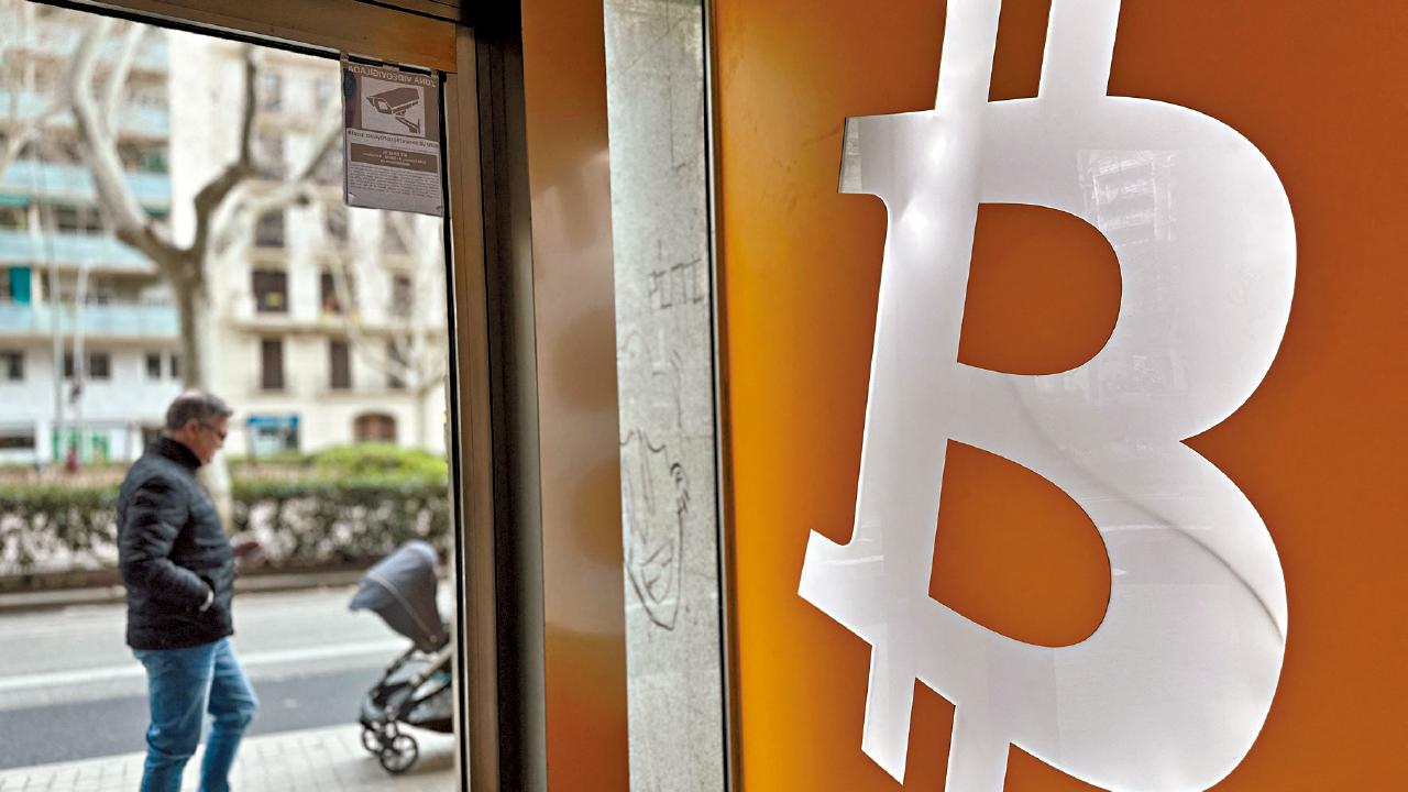 升穿11.8萬美元 比特幣破頂 迎加密幣周 或惹恐慌追貨