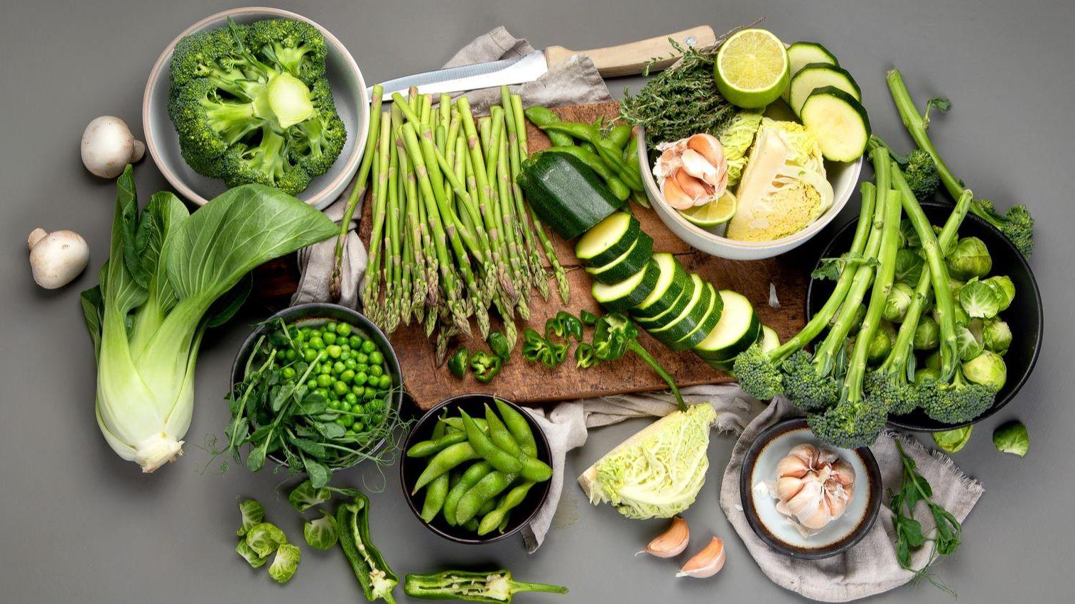 多數人認為吃蔬菜、多補纖維，腸道才會通順，於是蔬果、益生菌成為許多便秘者的基本配備，但有時少吃更好。