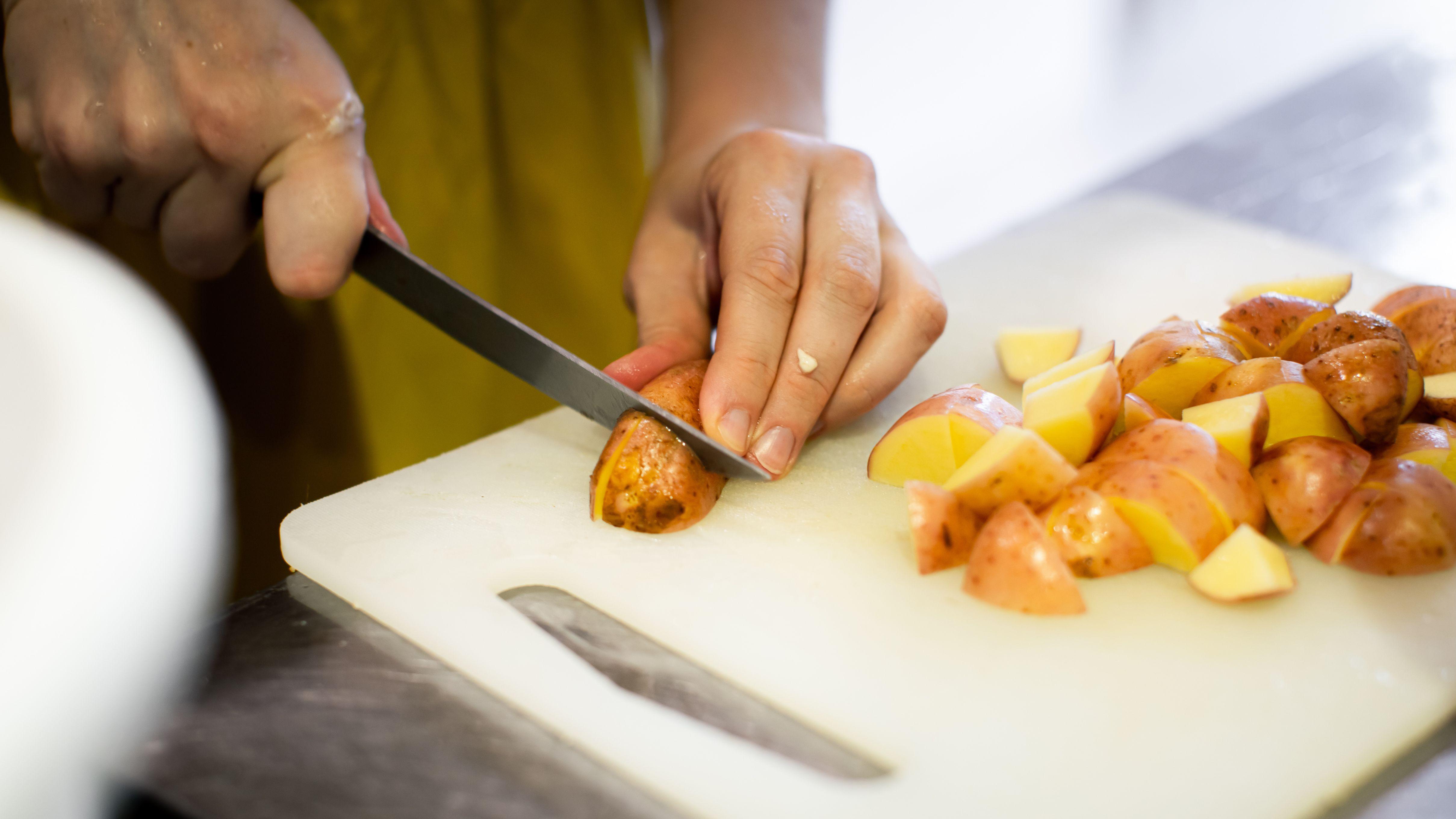 砧板 食用安全 細菌 菌量 保養砧板 廚具 食源性疾病 生熟食物