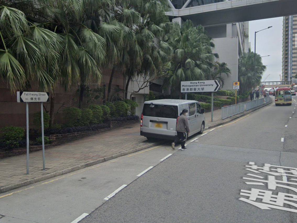 何文田廣場對開插欄杆國旗不翼而飛，警列盜竊案跟進。(Google街景截圖)