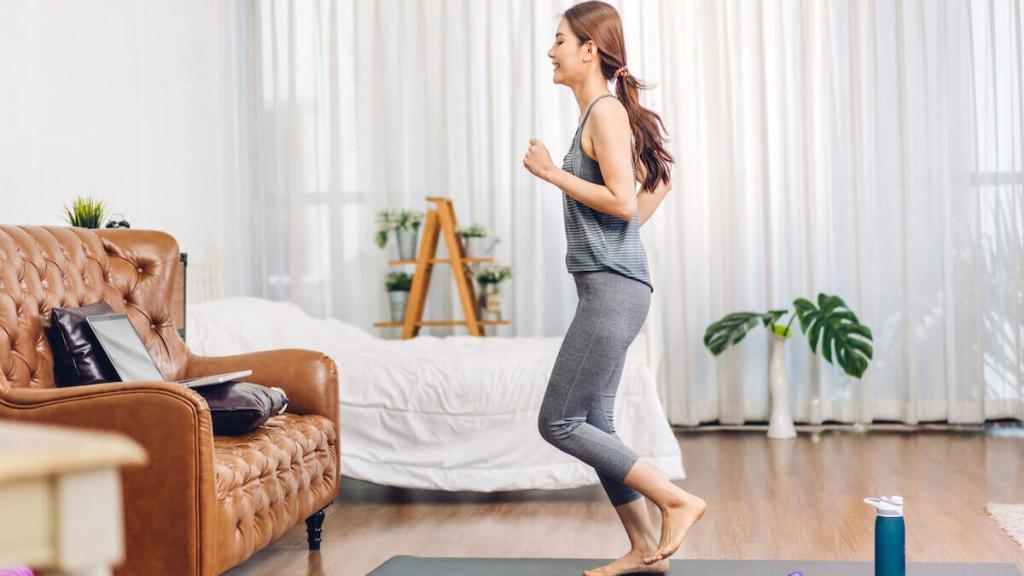 台中慈濟醫院復健科林智佳醫生為患有「應力性尿失禁」的婦女推薦了一套結合超慢跑、側向跑、折返跑及八字跑的室內運動，幫助強化核心與骨盆穩定力。