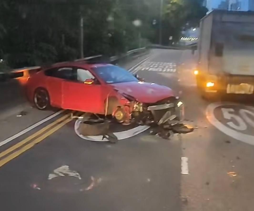 連翔道AUDI撞分隔水馬，司機棄車逃逸遺電話號碼。(司機資料分享Facebook)