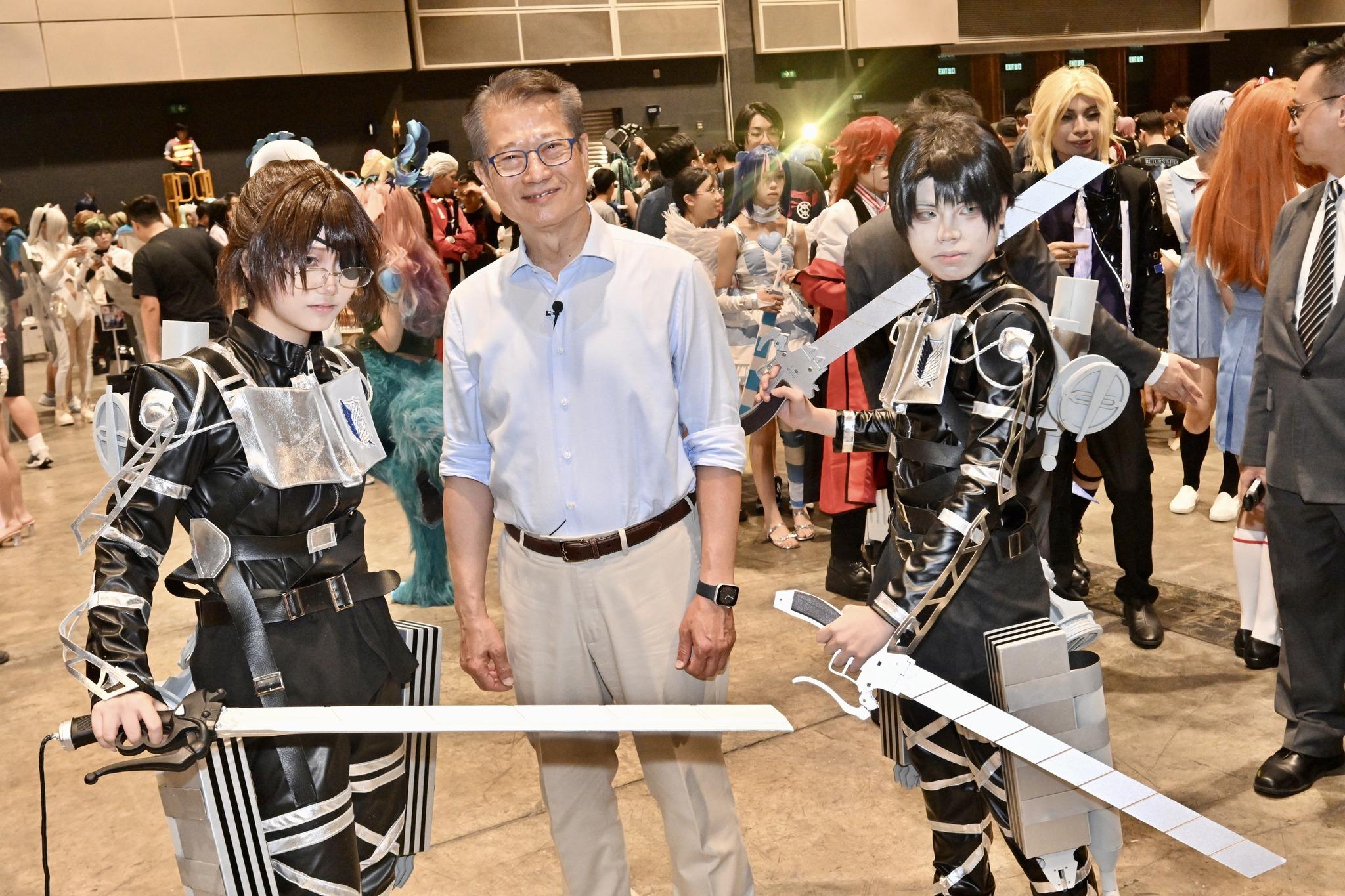第26屆香港動漫電玩節在灣仔會展舉行，財政司司長陳茂波到場體會現場氣氛及與Cosplay參與者交流(陳茂波fb)