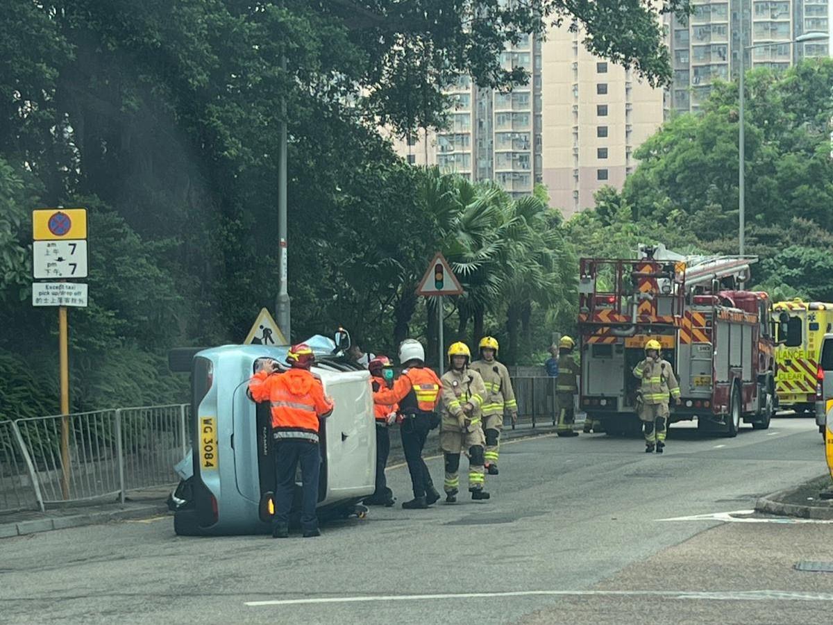 秀茂坪私家車自炒翻側，男司機被困車內。(馬路的事討論區)