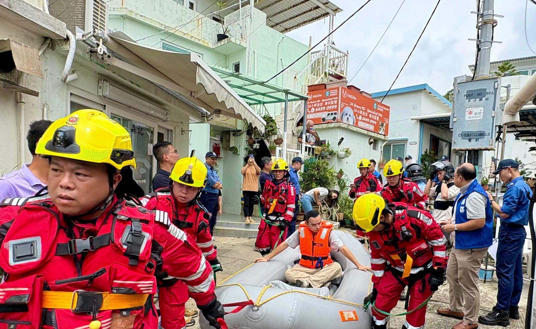 遇暴雨大浪灣村水浸風險高，跨境部門演練模擬村民被困助撤離。
