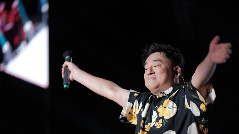 呂方水桶身形登台 網民嘲：「脹到冇咗條頸」