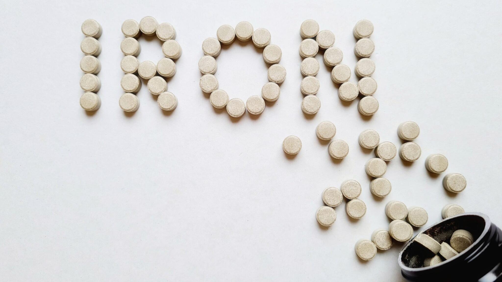 口服鐵劑主要可分為二價鐵(Fe²⁺)與三價鐵(Fe³⁺)兩大類型，兩者在吸收率和副作用上有所區別。