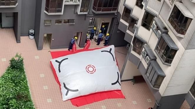 西營盤一名少女危坐窗邊。（fb「西環變幻時」圖片）