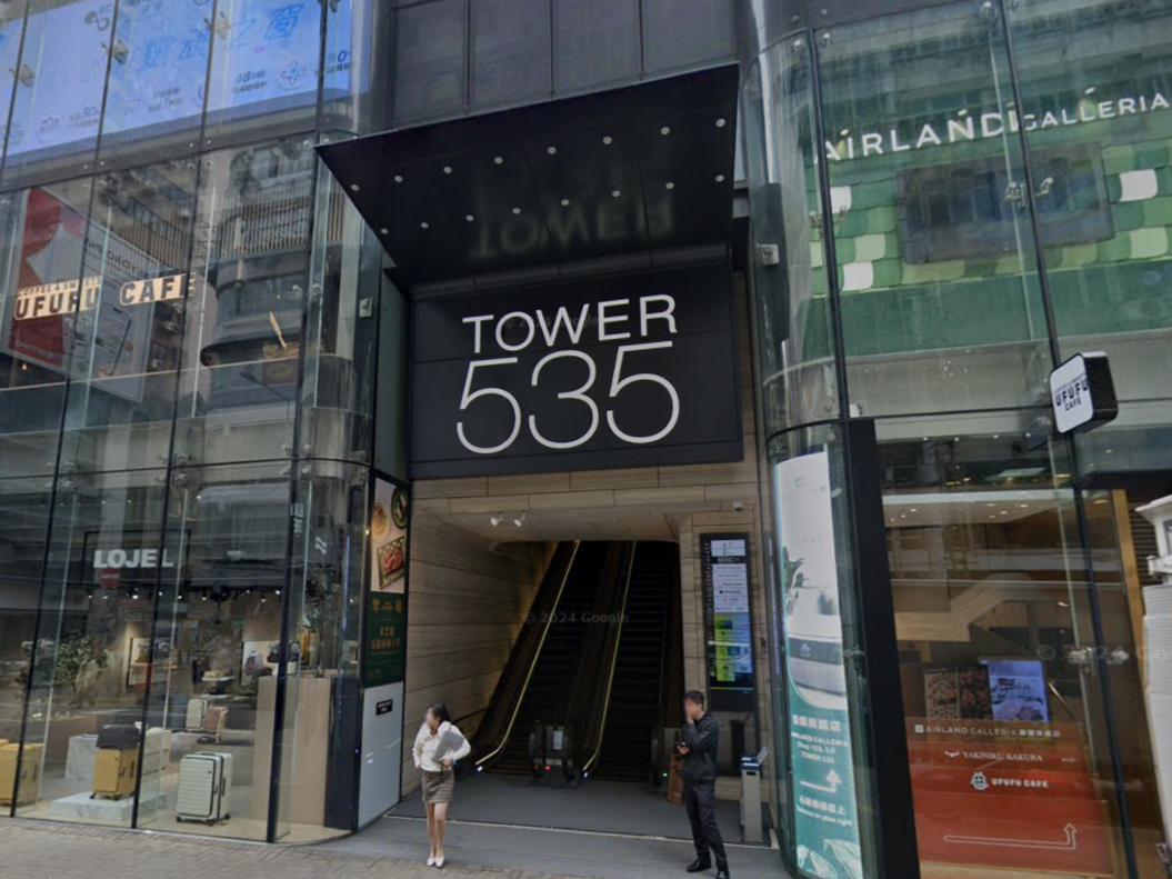 銅鑼灣美容院女子打針後發冷，救護車到場。(Google街景截圖)